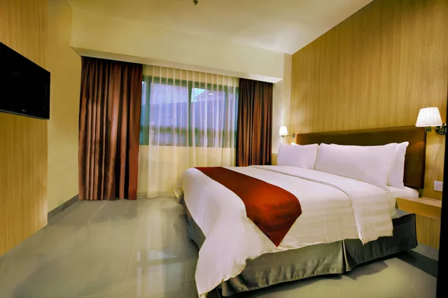 غرفة بسرير كينج وسرير فردي بشرفة بغرفتي نوم، Atria Residences Gading Serpong 1/2