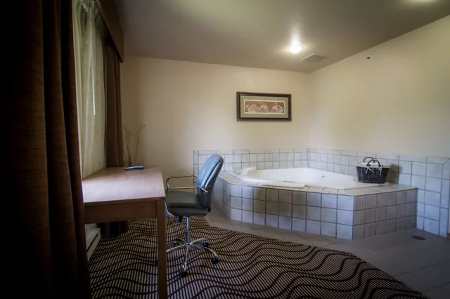 Standard, King Bed, Jetted Tub, Best Western Plus Riverfront Hotel And Suites 4/10