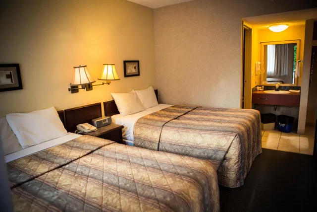 غرفة بسريرين مزدوجين، Langley Hwy Hotel 2/3