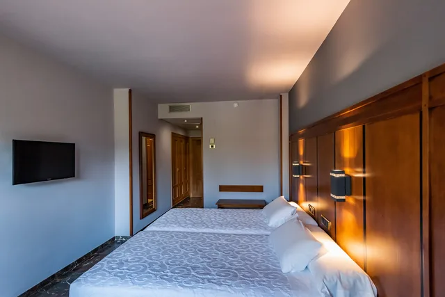 غرفة بسرير كينج مع سرير إضافي، Hotel Condestable Iranzo 2/9