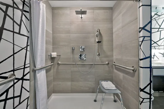 غرفة بسرير كينج، Le Meridien St Louis Downtown 2/2