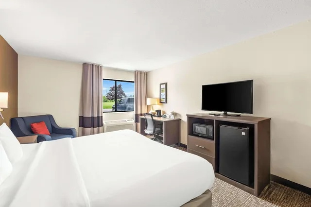 غرفة بسرير كينج لذوي الإعاقة، Comfort Inn Van Wert, OH 1/3
