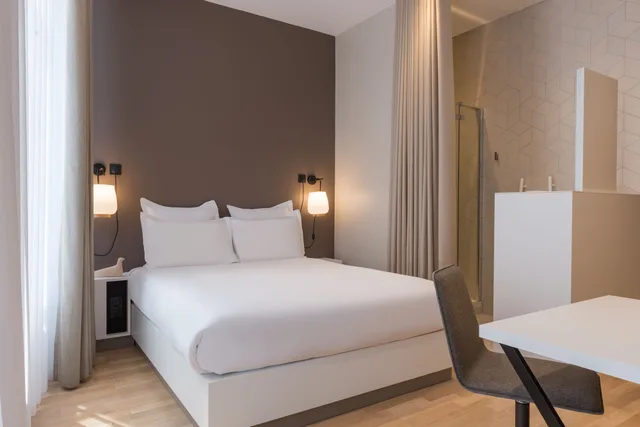 غرفة تنفيذية بسرير كوين، MAISON NO 6/10