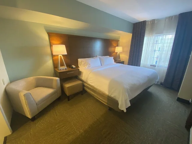جناح بسرير كوين بإطلالة على النهر بمطبخ، Staybridge Suites Great Falls 2/2