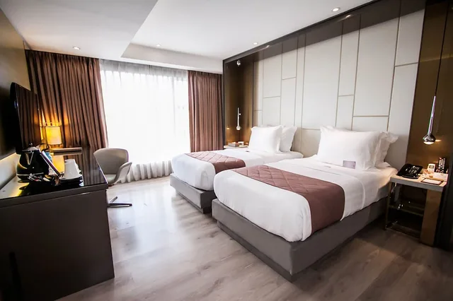 Fantastic, Twin Beds، Hotel Xyz 1/3