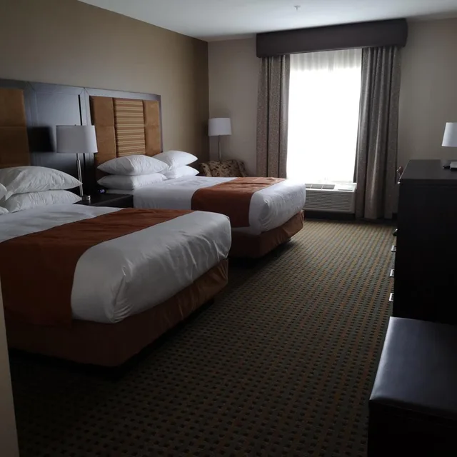 غرفة بسريرين كوين بحوض استحمام لذوي الإعاقة، Best Western Plus Hinton Inn and Suites 3/10