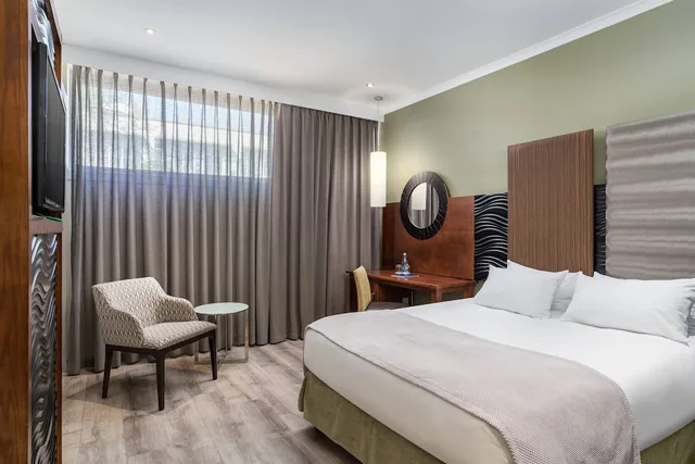 غرفة قياسية بسرير كوين، Protea Hotel By Marriott Upington 2/5