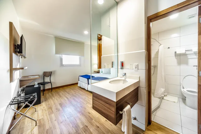 Room, Twin Beds, Street View، Hotel Lp Equipetrol 4/4