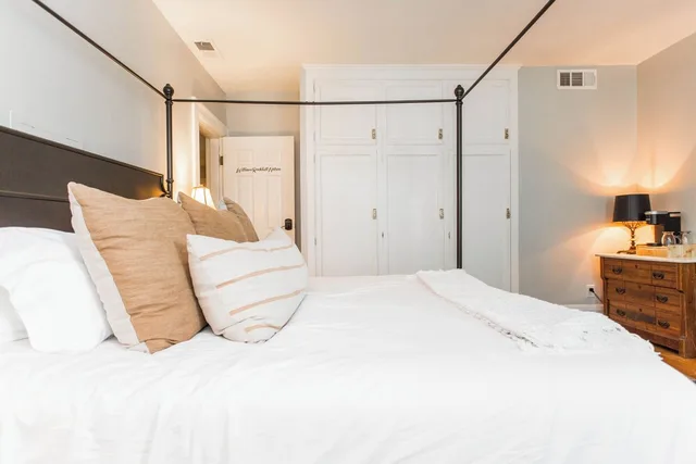 شقة بسرير كينج، Southmoreland on the Plaza Bed &amp; Breakfast 6/10