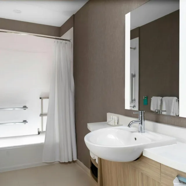جناح استوديو بسرير كينج مع سرير سحّاب إضافي بحوض استحمام لذوي الإعاقة، SpringHill Suites Kansas City Airport 4/6