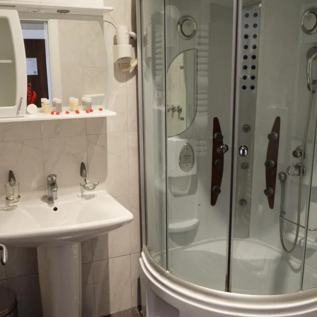 غرفة بسرير كينج بشرفة، Balkan Garni Hotel 7/10