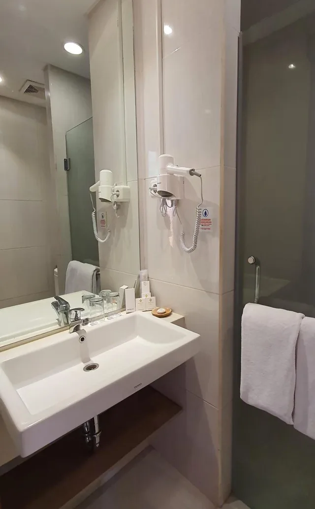 غرفة ديلوكس بسرير كوين، Montana Premier Senggigi 3/3