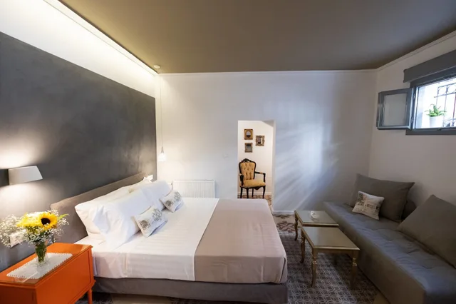 غرفة قياسية ثلاثية بسرير كوين مع أريكة، Athenian Yard Suites 2/4