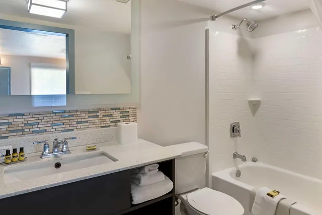غرفة بسريرين كوين بإطلالة على الفناء، Best Western Plus St. Simons 3/3