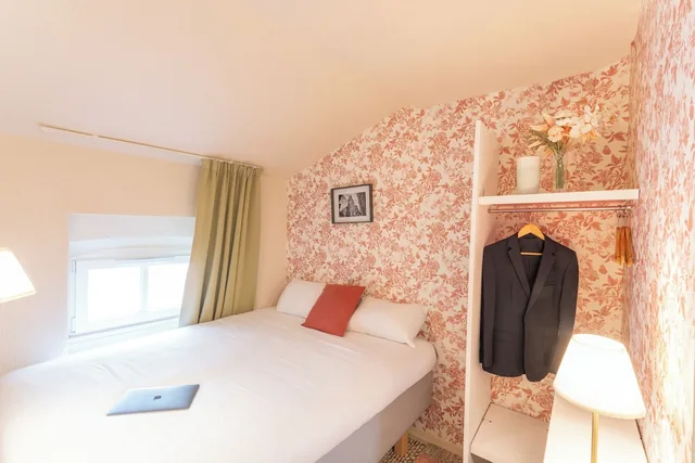 Petite, Queen Bed، HOTEL DU THEATRE 10/10