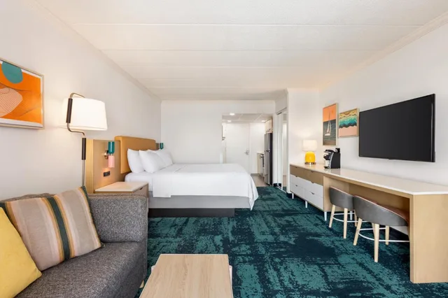 جناح تنفيذي بسرير كينج مع أريكة، Holiday Inn Ocean City 2/6