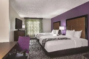 غرفة، La Quinta Inn & Suites by Wyndham Columbus North 2/2