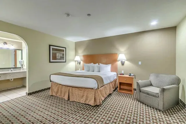 غرفة قياسية بسرير كينج للمدخنين، Days Inn by Wyndham Lubbock South 1/4