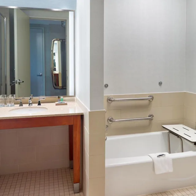 غرفة بسريرين مزدوجين لذوي الإعاقة، Westin Memphis Beale Street 7/9