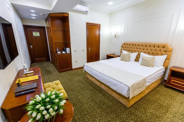 غرفة قياسية بسرير كينج وسرير كوين، The Plaza Hotel Almaty 1/1