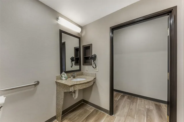 جناح بسرير كينج مع أريكة بحوض استحمام لذوي الإعاقة، Best Western Sea World/Lackland AFB NW Hotel Suites 3/3