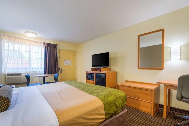 1 King Bed - Non-Smoking, Micfridge، Motel6 Portland, OR – Southeast 1/6