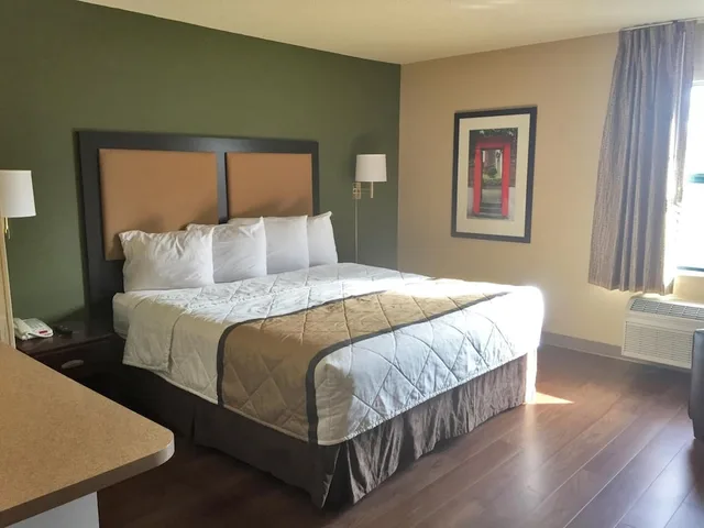 غرفة بسرير كينج بمطبخ لذوي الإعاقة، Studio 6 Corporate Extended Stay Rochester Henrietta NY 8/10