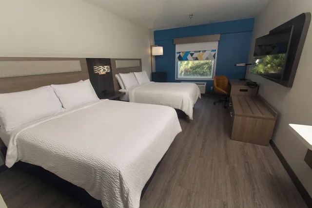 جناح بسريرين كوين، Holiday Inn Express and Suites Cocoa 2/10