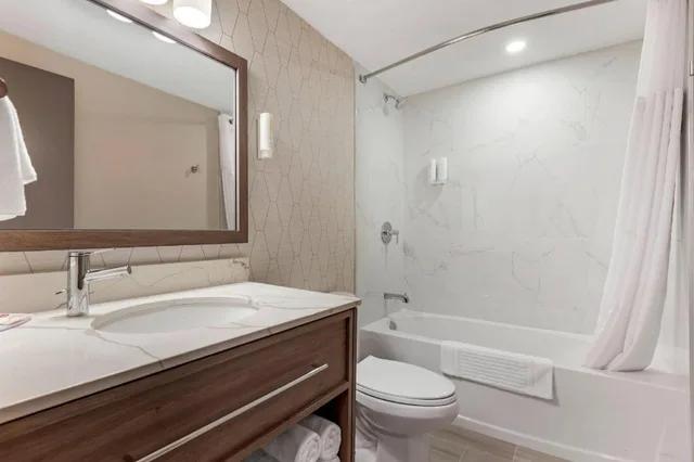 Upgrade, 2 Queen Beds، Comfort Inn Bracebridge, ON 3/3