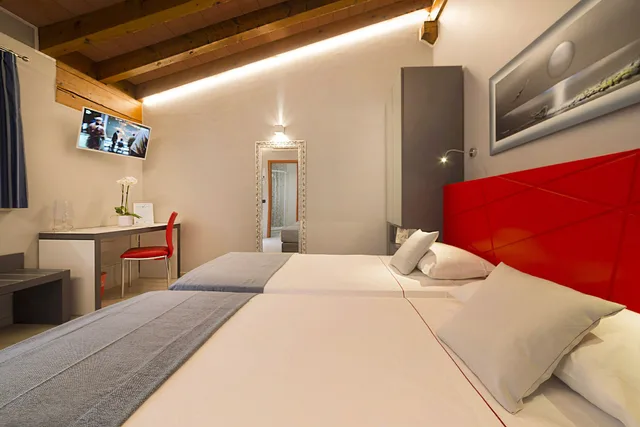غرفة قياسية بسريرين منفصلين في الملحق، Albergo Fontana 1/7