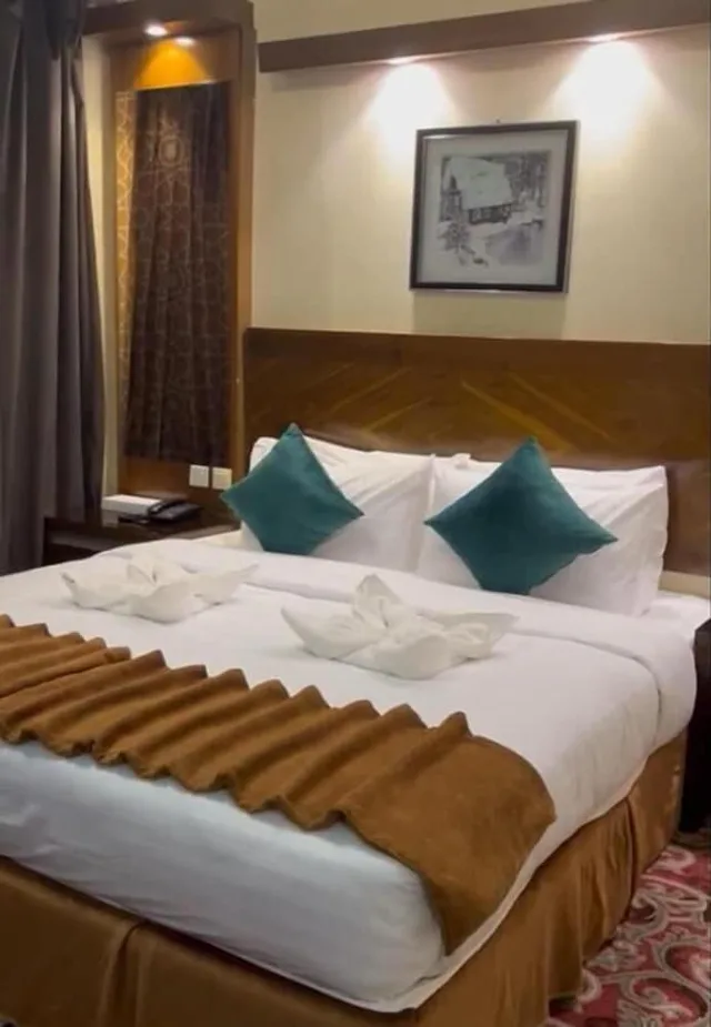 غرفة قياسية بسريرين منفصلين، فندق سكاي فيو(Sky View Hotel) 2/4
