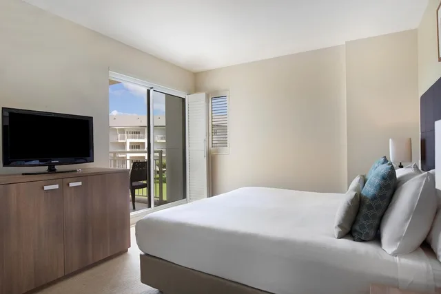 2 Bedrooms, Spa, Suite, King and Twin Beds, Pool View, Mantra on Salt Beach Kingscliff 2/6