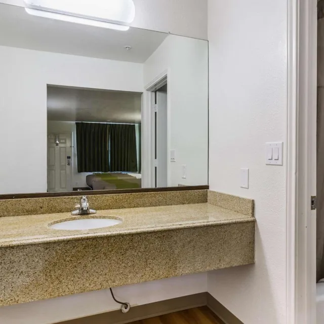 غرفة بسريرين كوين لذوي الإعاقة، Motel6 San Marcos, TX - North 7/7