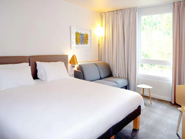 غرفة سوبيريور بسريرين منفصلين وسرير كوين، Novotel Grenoble Nord 1/10