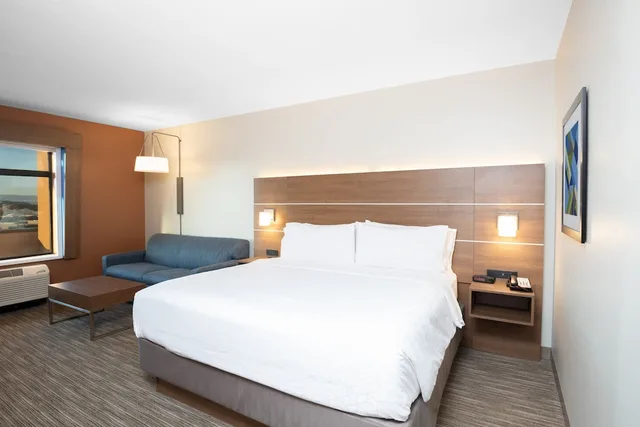 Standard, King Bed, Extra Floor Space، Holiday Inn Express Hotel Suites St George North 1/4
