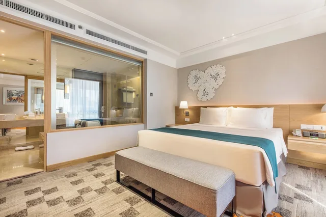 جناح بسرير كينج بمنطقة جلوس بحوض استحمام للمدخنين، Holiday Inn Bangkok Hotel 1/4
