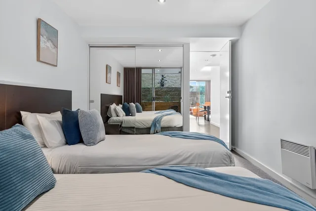 شقة بسرير كينج وسريرين منفصلين بغرفتي نوم في الطابق الأرضي، The Dolphin Apartments 9/10