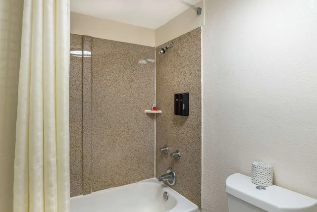 غرفة قياسية بسرير كينج بحوض جاكوزي، Econo Lodge Richmond-North Chesterfield 4/4