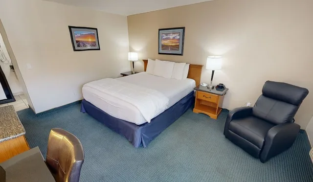 Upstairs, Standard, King Bed، King Frederik Inn 4/9