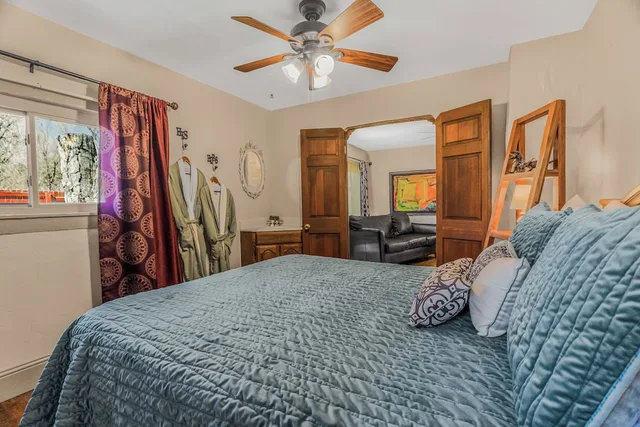Dino, 2 Queen Beds، Cliff House Lodge Bed and Breakfast 4/7