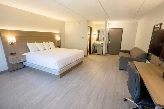 غرفة عائلية مفردة بسرير كينج مع أريكة، Superior Stay Hotel 5/7