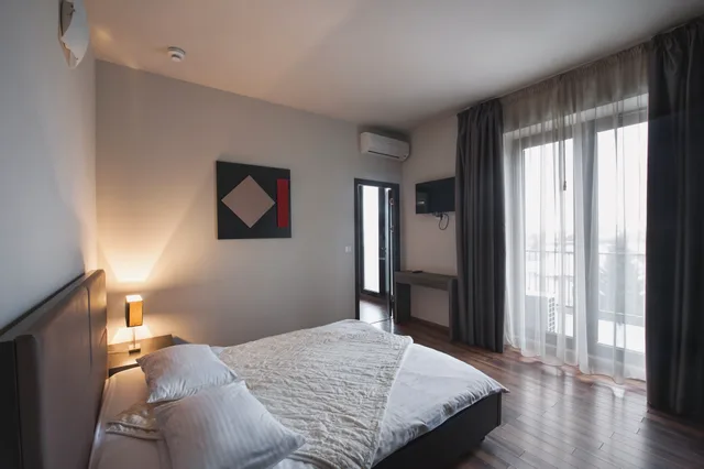 Standard, Single, King Bed, Hemingway Residence 2/3