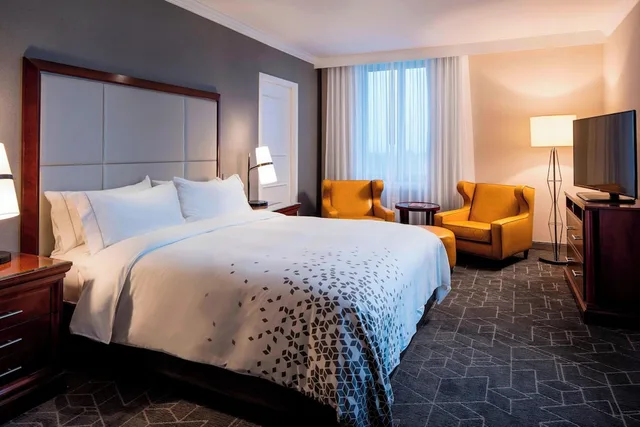 Club, King Bed, Renaissance Providence Hotel 3/10