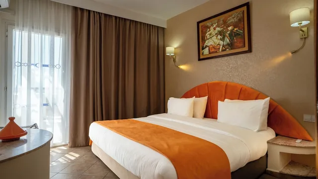غرفة فاخرة بسرير مزدوج بإطلالة جزئية على البحر، Intouriste Hotel & Suites 1/10