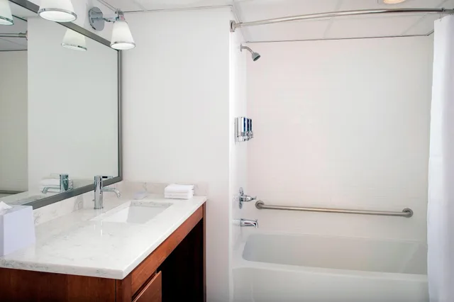 Suite, 2 Queen Beds, Ocean Front, Sofa, Balcony، Four Points By Sheraton Virginia Beach Oceanfront 4/6