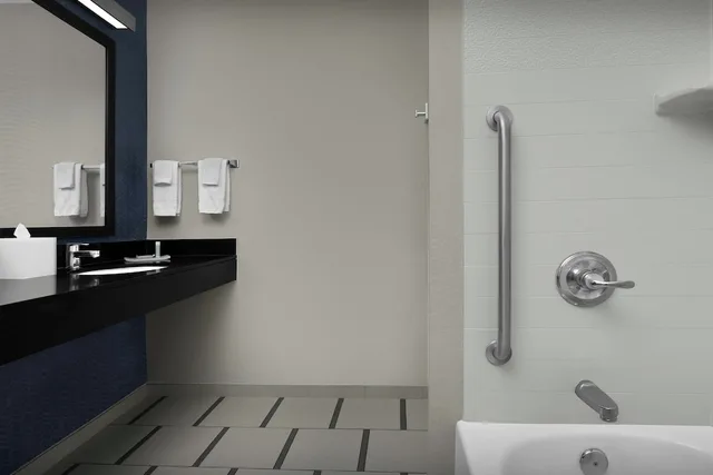 غرفة بسرير كينج لذوي الإعاقة، Fairfield Inn Suites Emporia I 95 5/5