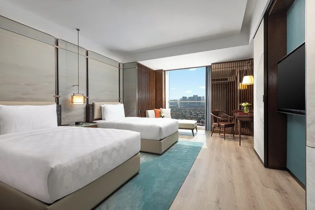 غرفة قياسية بسريرين مزدوجين مع دخول صالة النادي، HUALUXE Haining by IHG 1/2