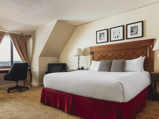 Semi Private, Junior Suite, King Bed, Mountain View, Sofa, Fairmont Tremblant 1/2