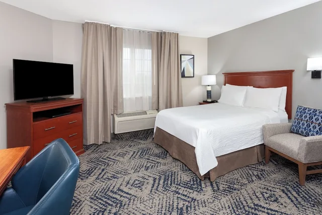 جناح استوديو بسرير كوين بحوض استحمام لذوي الإعاقة، Candlewood Suites Louisville North 2/3