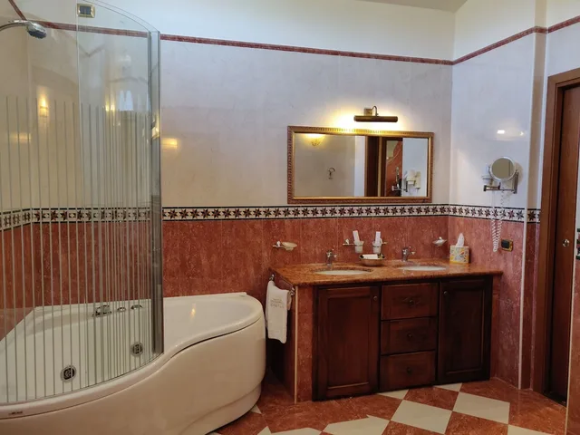 جناح بسرير كوين بإطلالة على البحر بجاكوزي، Parco Dei Principi Hotel 3/3